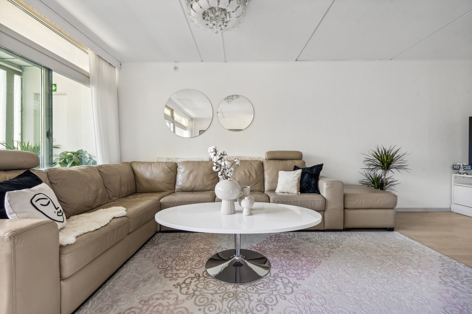 Stuens gode utforming og de tidløse fargevalgene på vegger legger et godt grunnlag for å innrede rommet etter eget ønske. Galleribilde