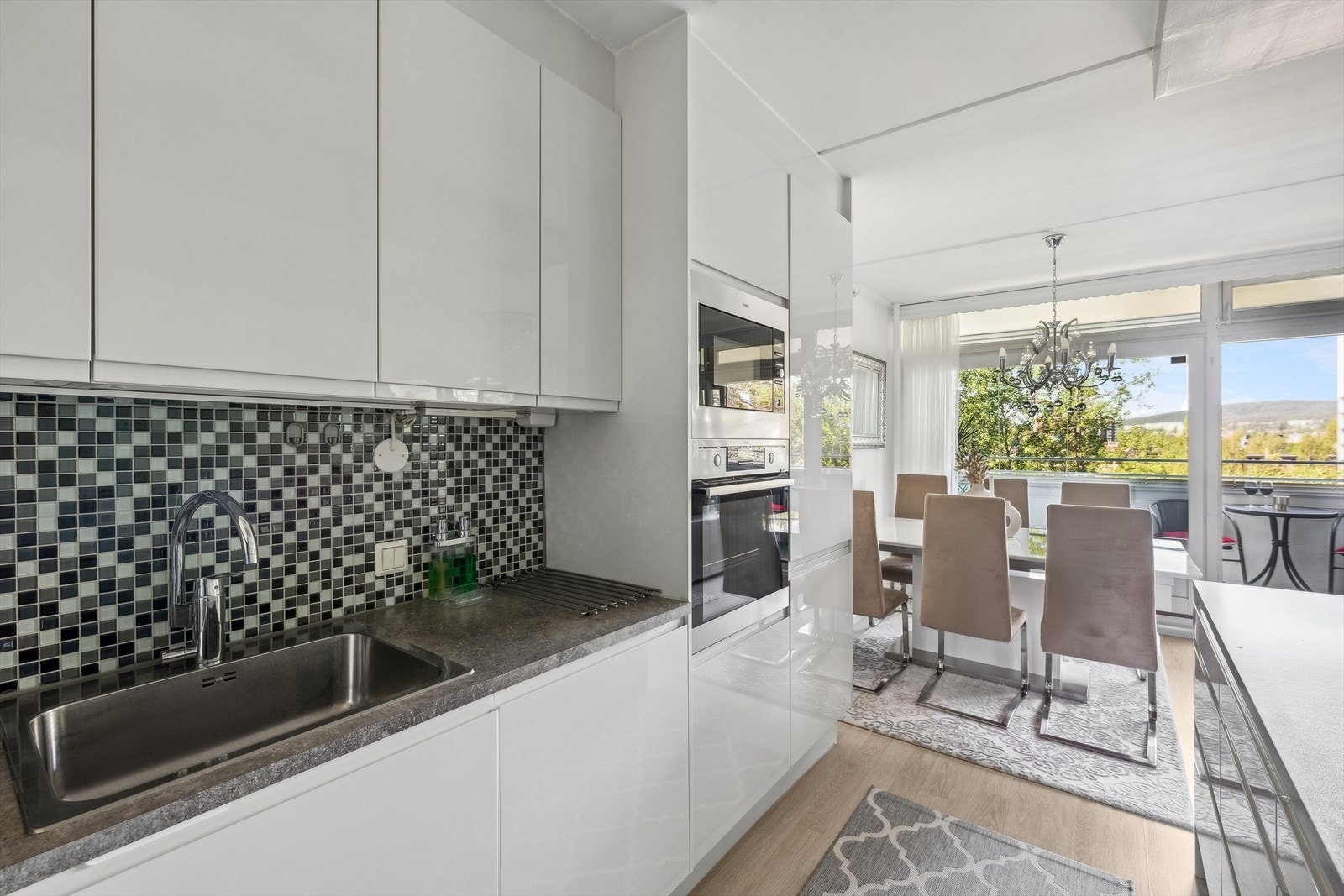 Kjøkkenet har integrerte hvitevarer. Galleribilde