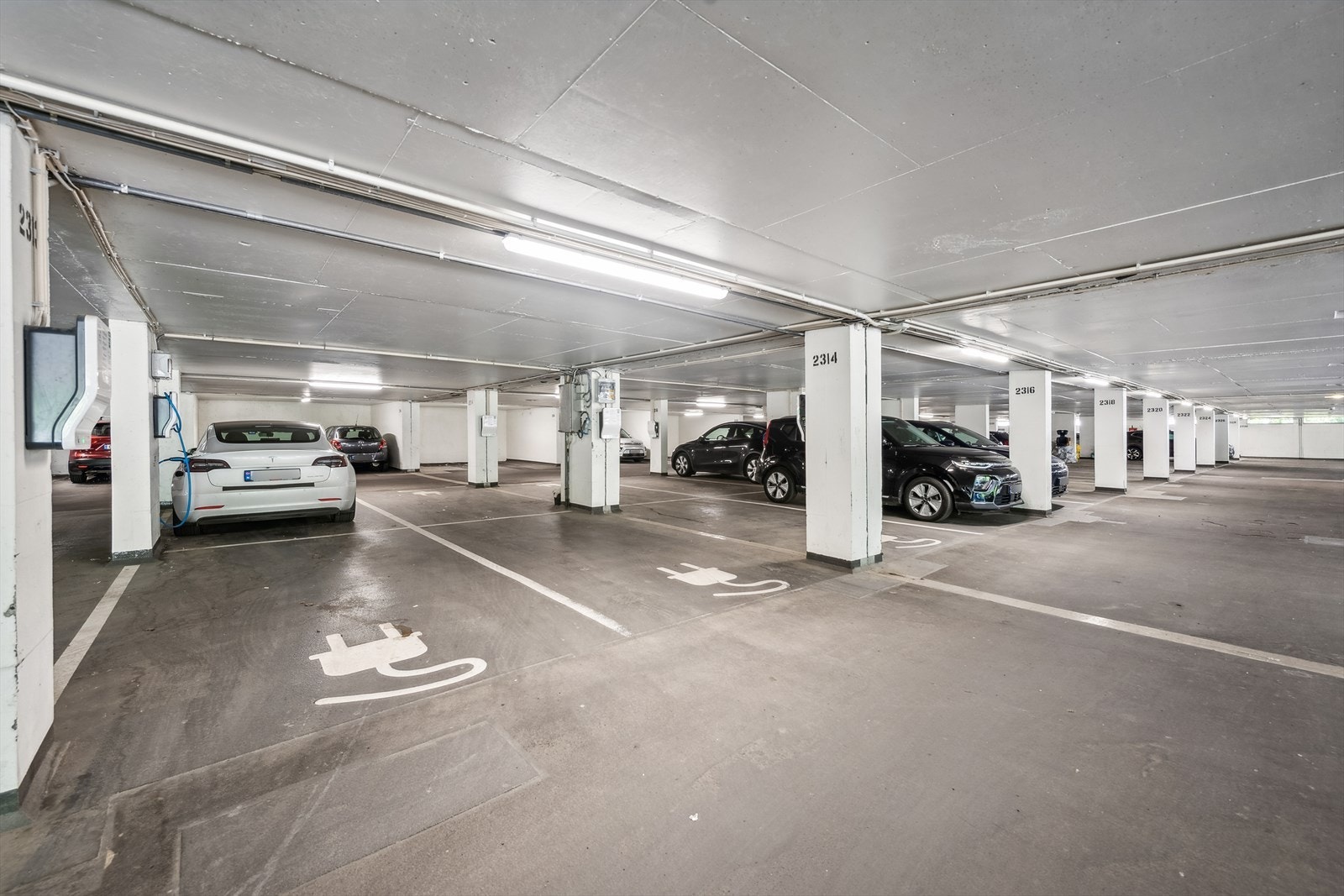 Borettslaget har p-kjeller med noen ladepunkter. Henvendelser fra andelseiere i forbindelse med parkeringsplasser/garasjer henvises til parkeringsutvalget i borettslaget. Mail: parkering@haugenstua.no. Parkeringsutvalget har oversikt over priser. Galleribilde