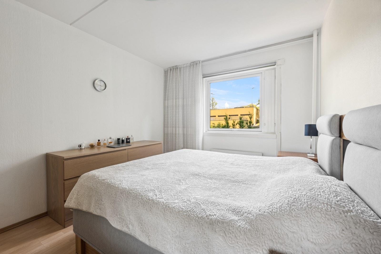 Hovedsoverommet har god plass til dobbelseng med tilhørende nattbord. Galleribilde