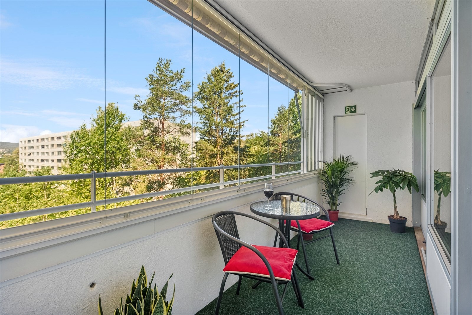 Fra stuen er det utgang til en hyggelig, innglassset balkong. Galleribilde