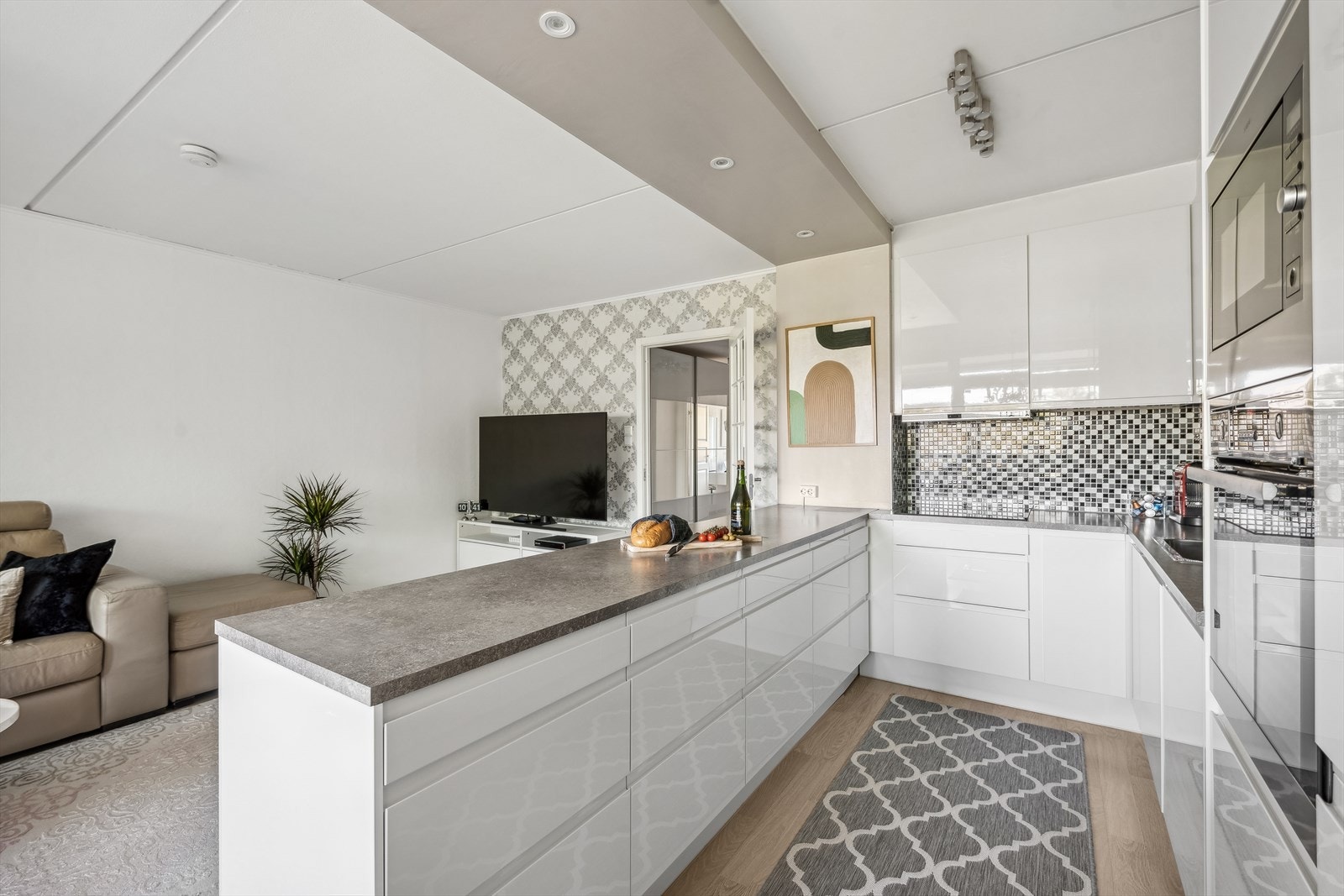 Kjøkkenet har rikelig med skap- og benkeplass. Galleribilde