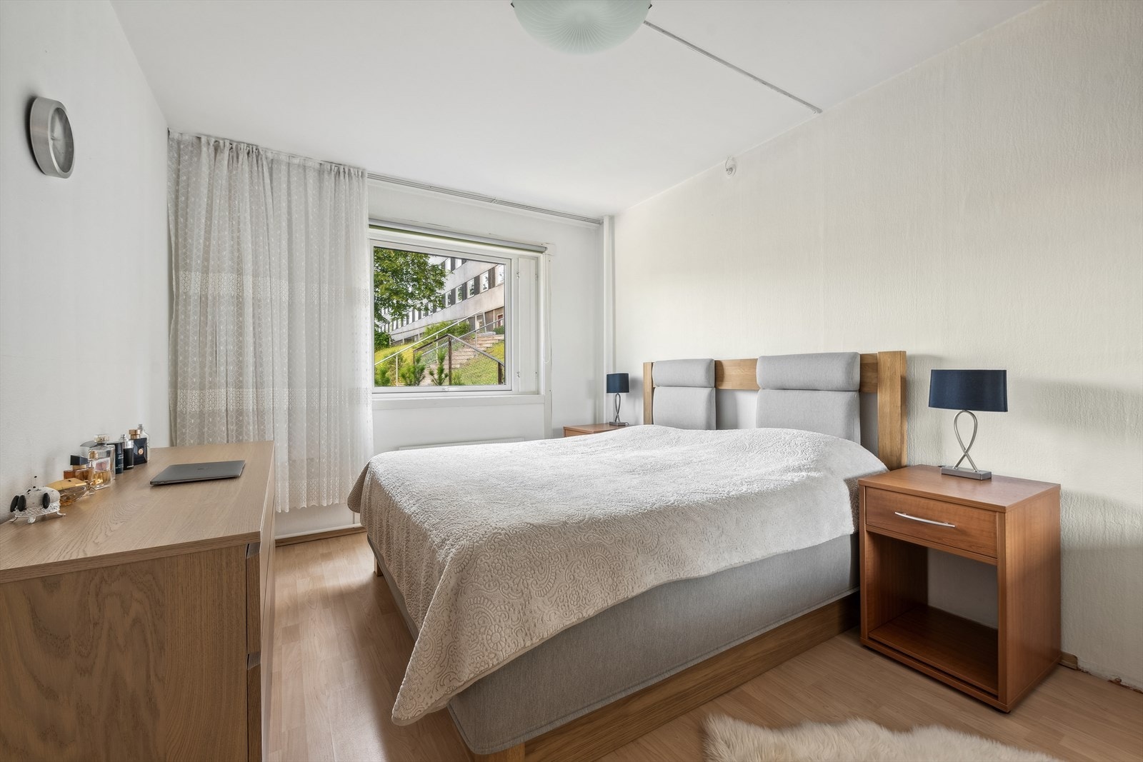 Soverommet er malt i lyse- og behagelige veggfarger. Galleribilde