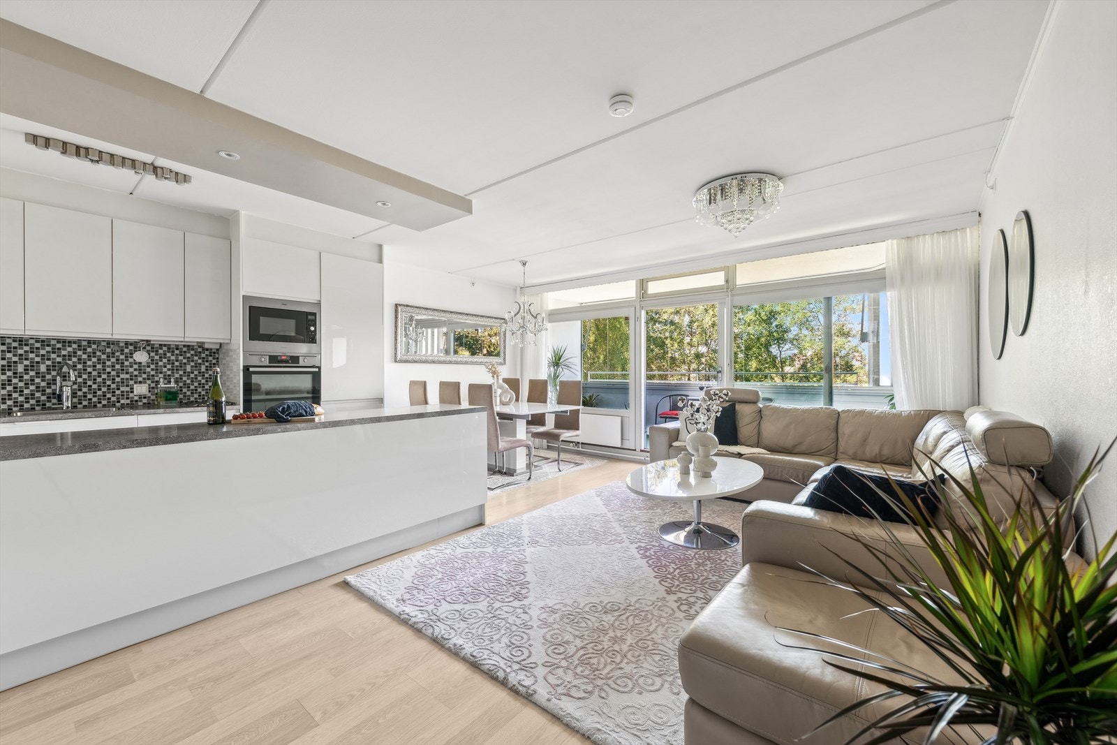 Akin Buga tlf. 93002923 v/ DNB Eiendom ønsker deg velkommen til Haugenstua og Garver Ytteborgs Vei 117! En meget innholdsrik 4-roms andelsleilighet med utmerket beliggenhet i et rolig og barnevennlig område. Galleribilde