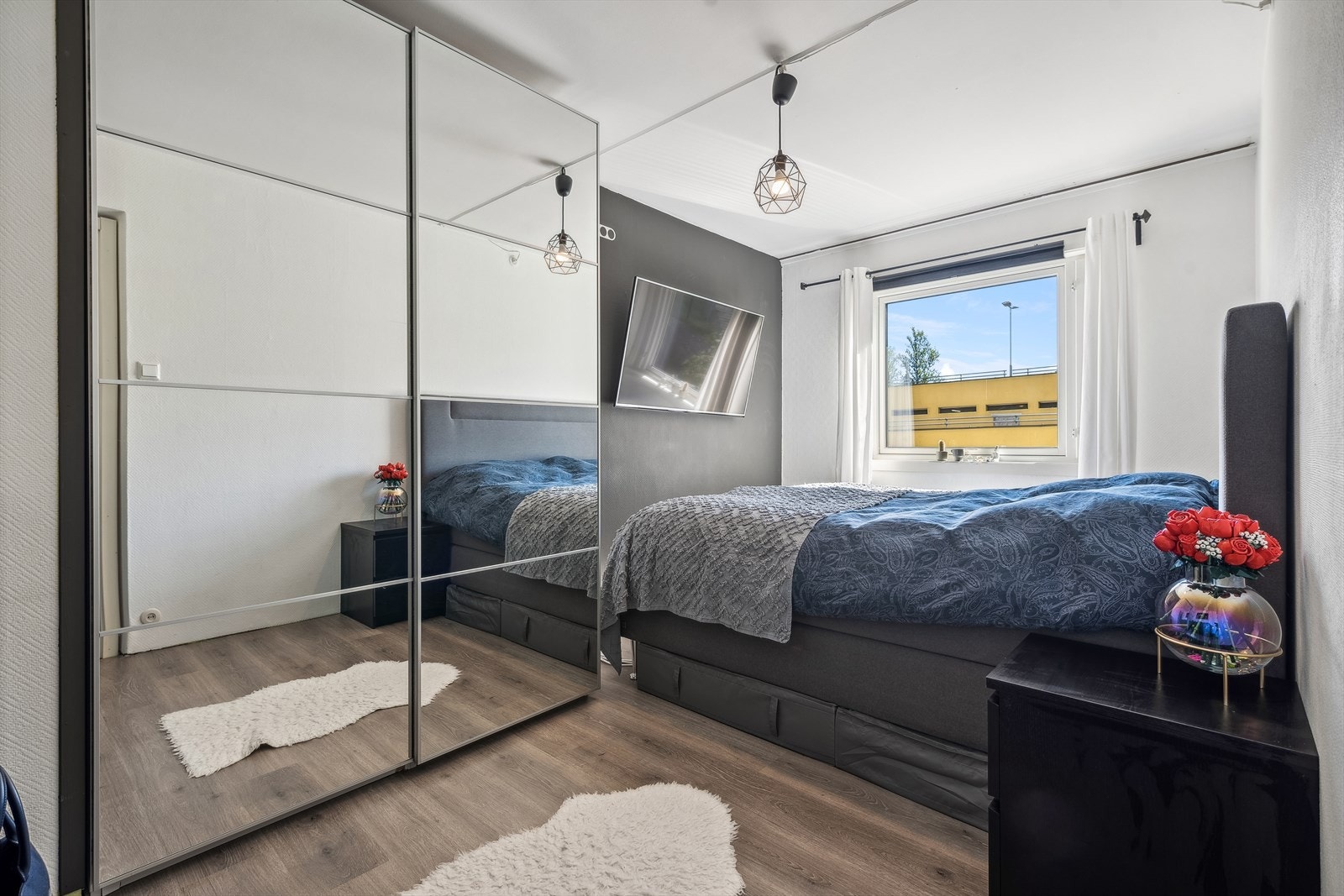 Soverom 2 har også plass til stor seng samt skyvedørsgarderobe. Galleribilde