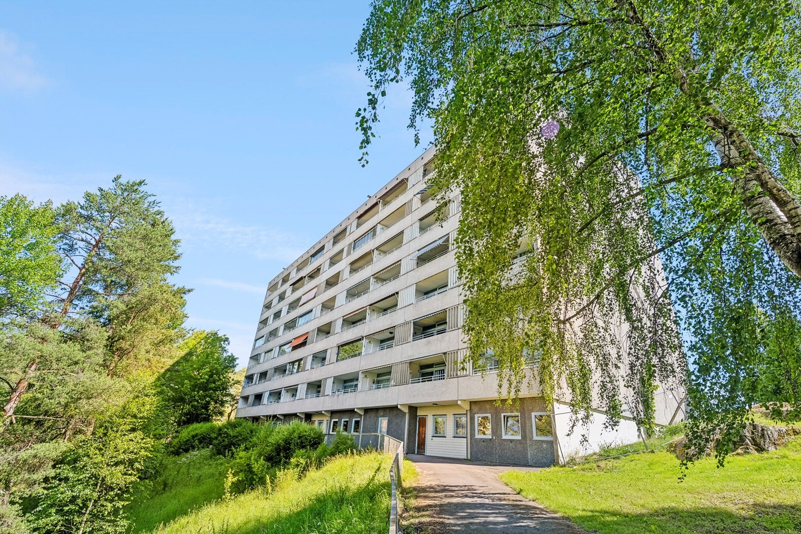 Borettslaget har en stor tomt opparbeidet med asfalterte adkomstveier/plasser, gressplen, beplantning, trær, lekeapparater, parkeringsarealer m.m. Det er grøntområder rundt og mellom bebyggelsen på eiendommen. Galleribilde