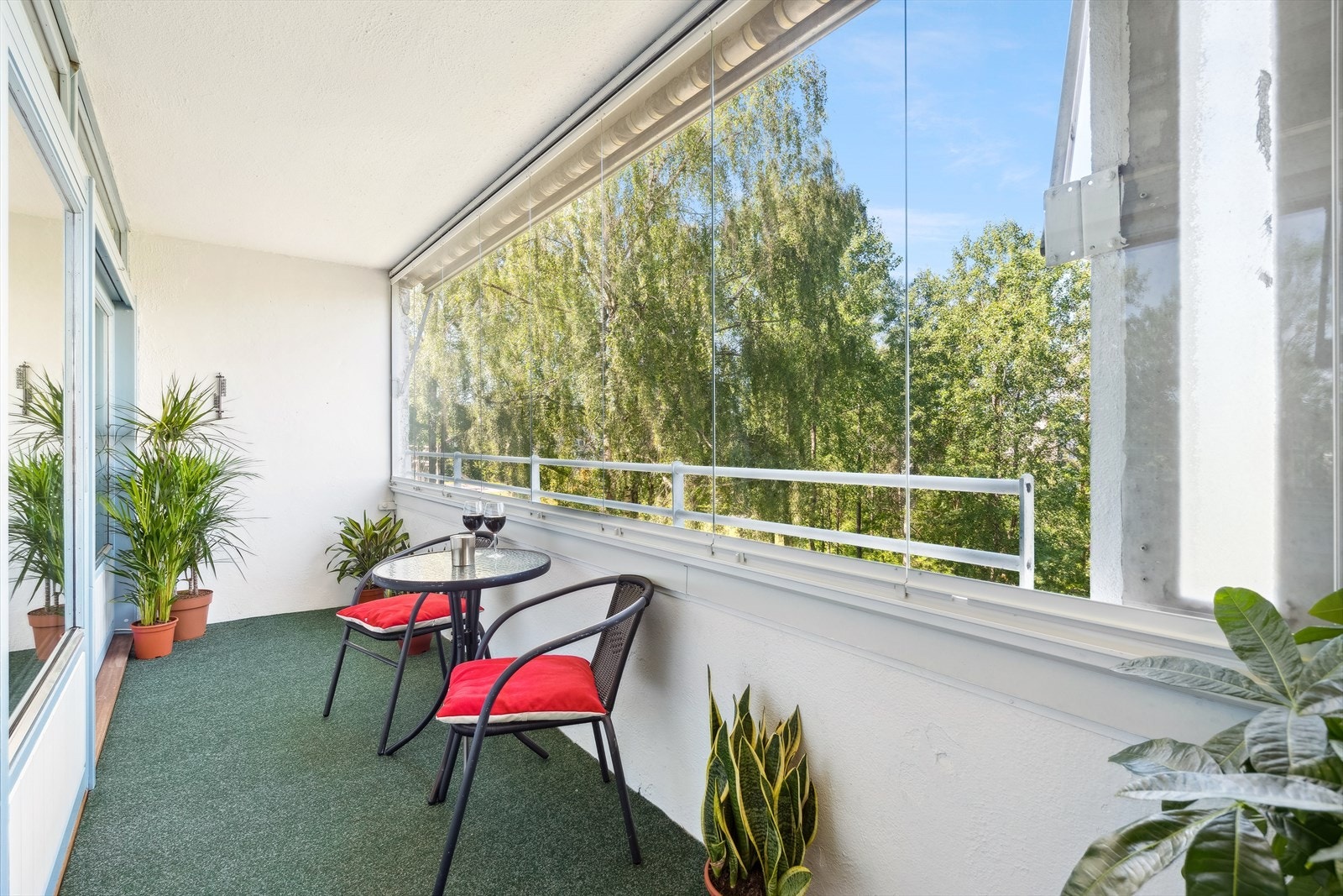 Balkongen er ca 7 m² og har god plass til utemøbler. Galleribilde