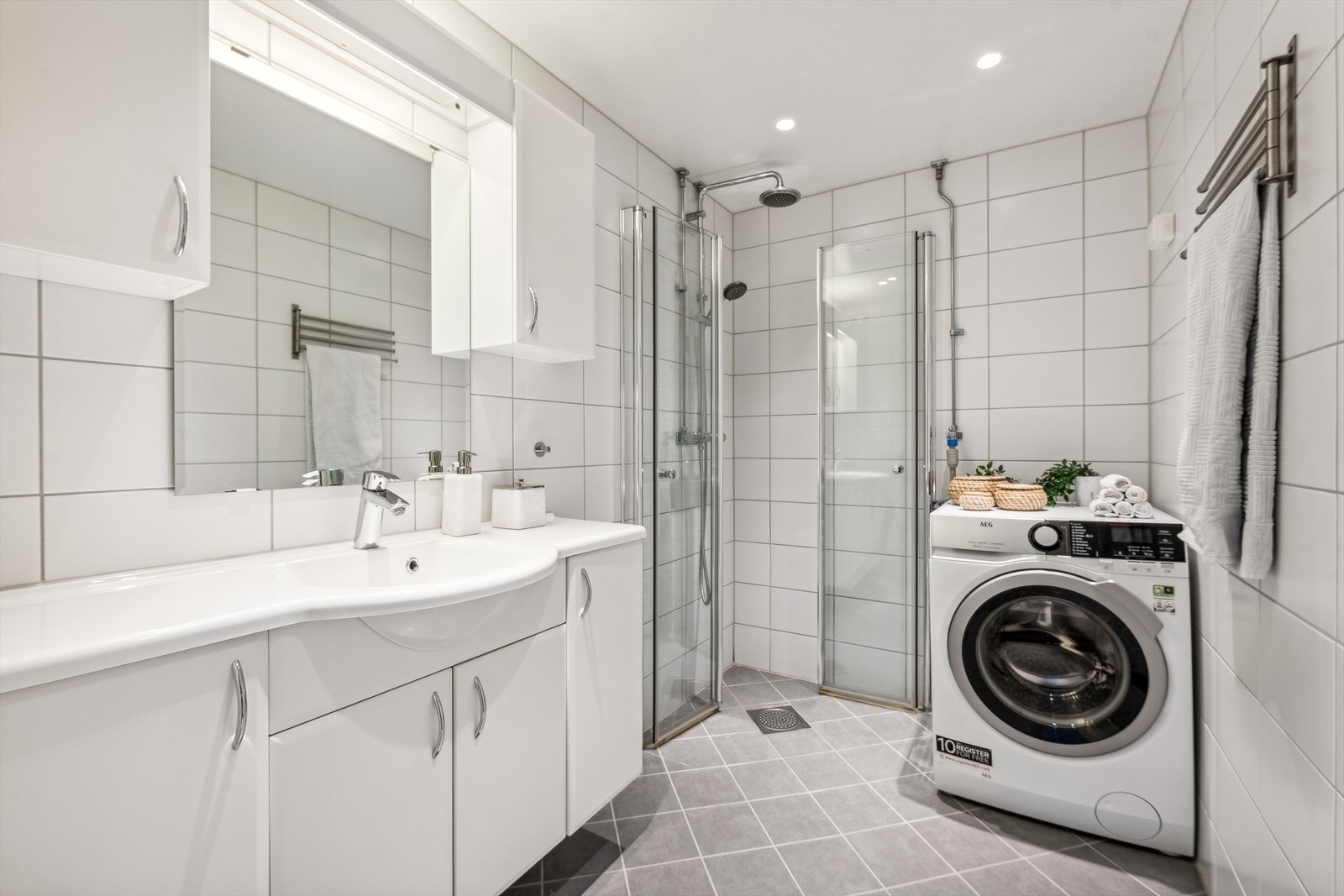 Baderommet ble oppgradert i regi av borettslaget i 2017 og har flislagt gulv med varmekabler, flis på vegger og malt himling med innfelte downlights. Dusjhjørne og fin skapinnredning med nedfelt servant og lyssatt speil over. Opplegg for vaskemaskin. Galleribilde