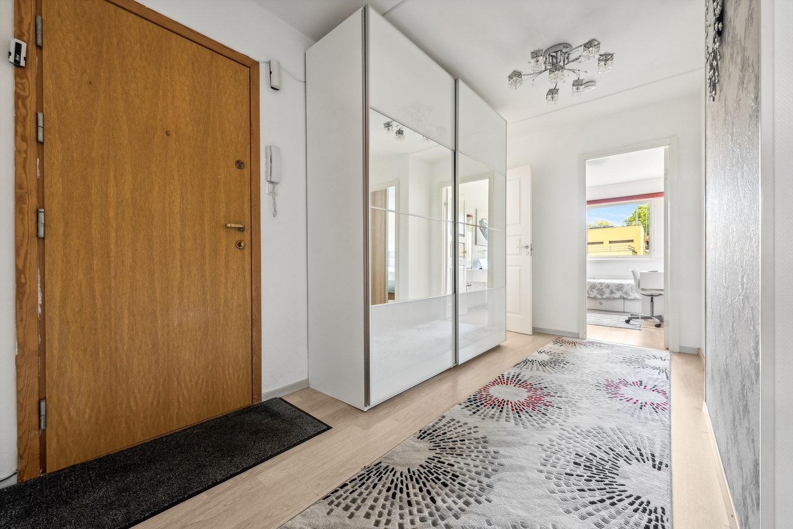 Entréen er lys- og romslig og har god plass til garderobeskap. Dørtelefon. Galleribilde