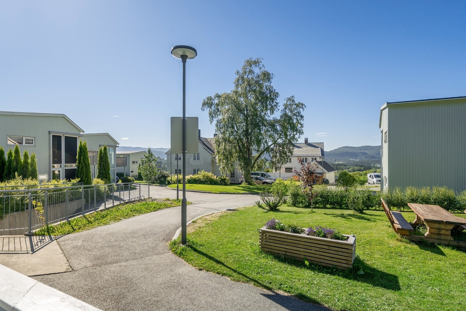 Leiligheten nyter godt av en solrik og fredelig beliggenhet med nærhet til alle servicefunksjoner på Tiller. Galleribilde