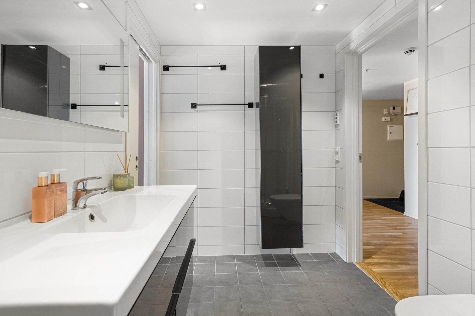 Delikat og flislagt baderom som har fått tilstandsgrad 1 fra takstmann. Galleribilde