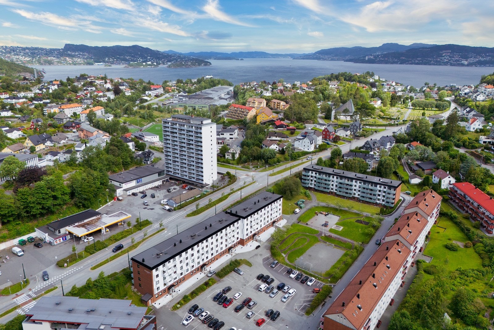 Nærområdet byr på et mangfoldig trenings- og aktivitetstilbud. Her er mange fine og varierte turmuligheter på bl.a. Lyderhorn, Damsgårdsfjellet, Gravdalsfjellet, Nipedalen og Kanadaskogen. Galleribilde