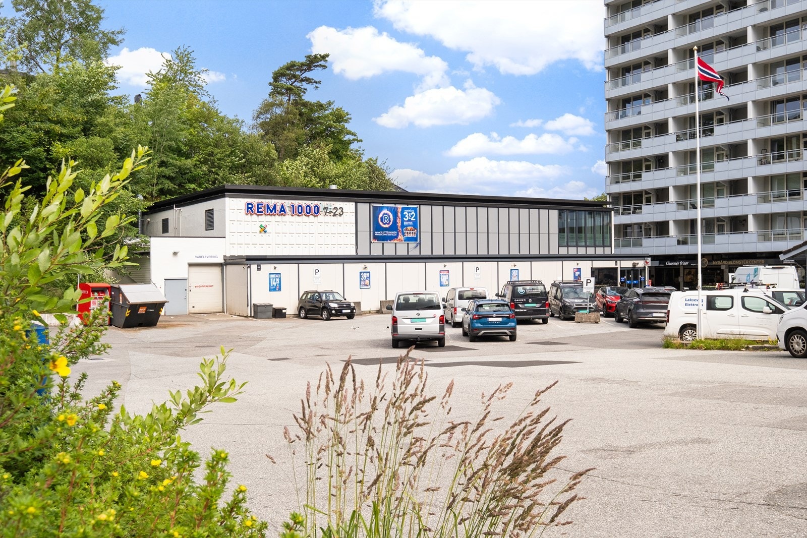 Kort gangavstand til buss, butikk, skole, barnehager, Lyngbø idrettspark og Laksevåghallen Galleribilde