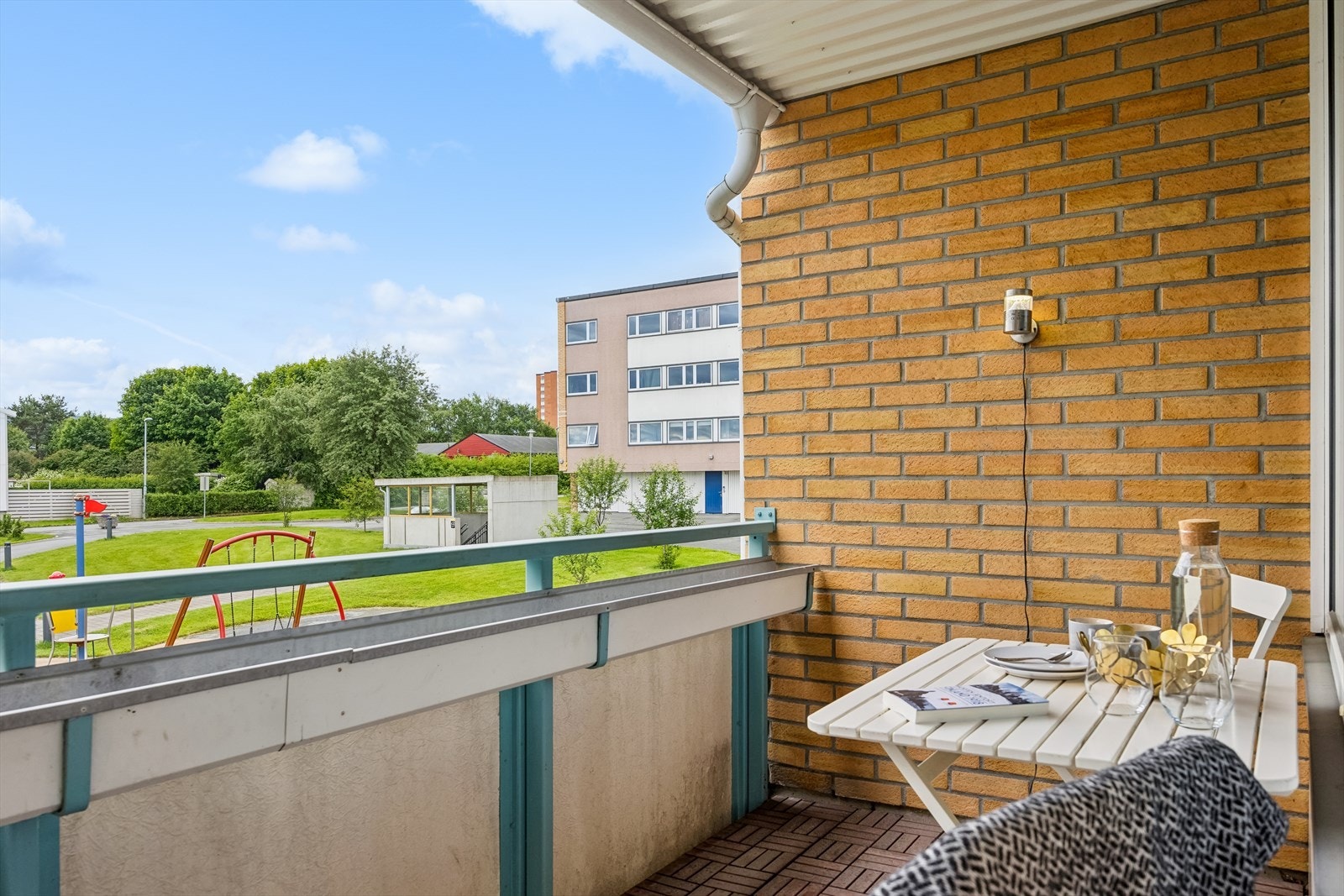 Overbygd og romslig balkong på ca 8,8 kvm. Flott utsikt over parkområdet. Galleribilde
