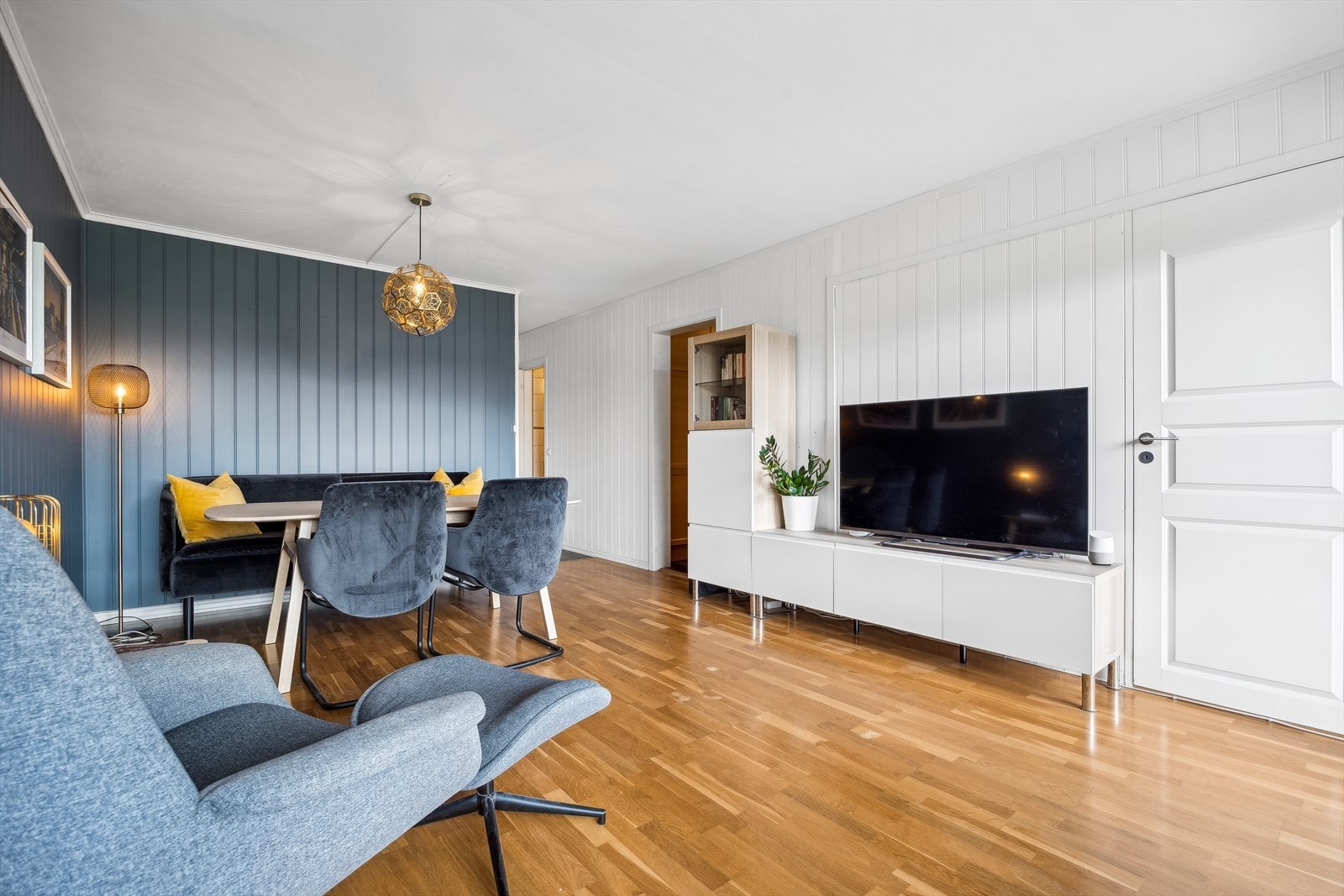 Romslig stue med plass til både tv-del og spisestue. Utgang til egen balkong Galleribilde