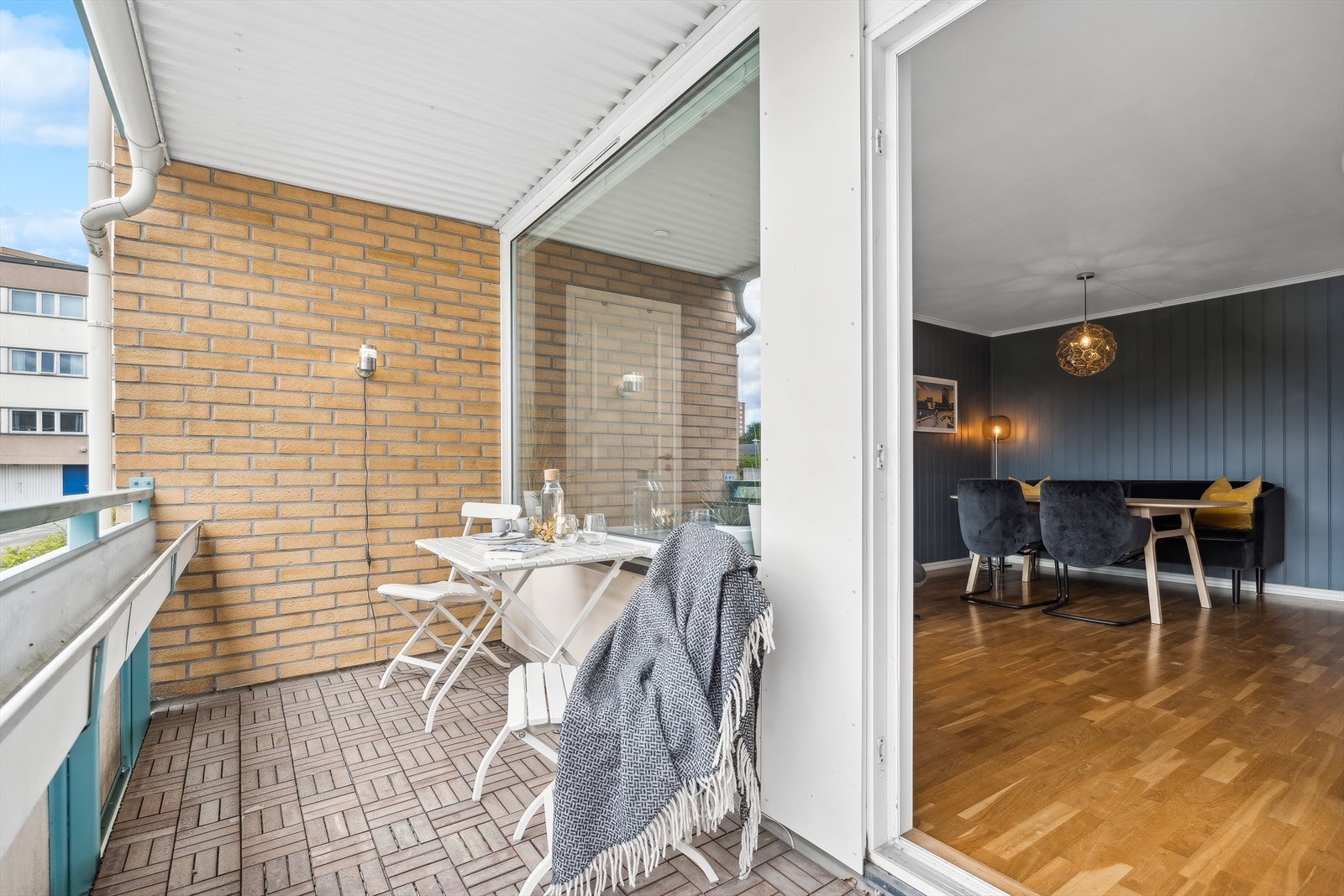 Overbygd og romslig balkong på ca 8,8 kvm. Flott utsikt over parkområdet. Galleribilde