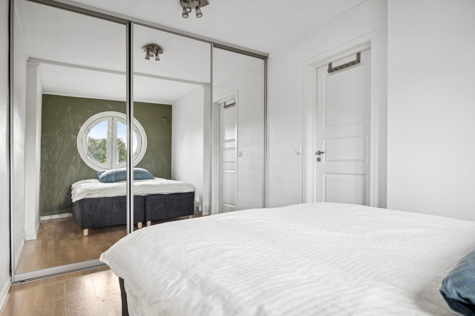 Soverom med god plass til dobbeltseng. Skyvdørsgarderobe med speildører medfølger Galleribilde