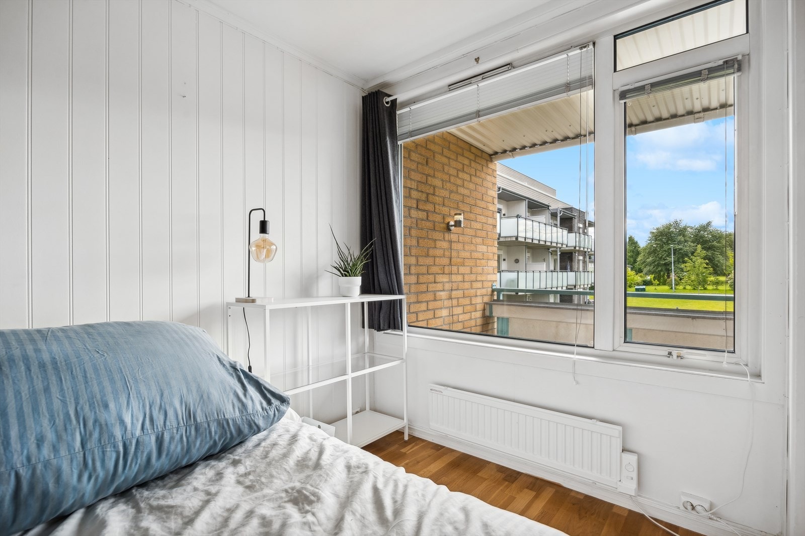Kontor/soverom er skilt ut fra stuen. Den er ikke godkjent som eget soverom da det ikke er satt inn egnet ventilasjon i rommet. Galleribilde