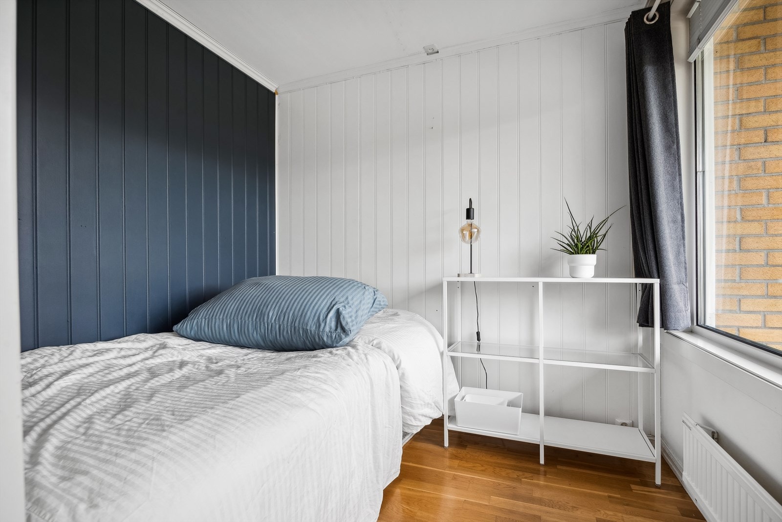 Kontor/soverom er skilt ut fra stuen. Den er ikke godkjent som eget soverom da det ikke er satt inn egnet ventilasjon i rommet. Galleribilde