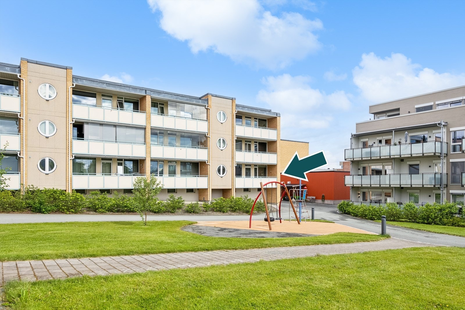 Fasade med lekeplass i front Galleribilde