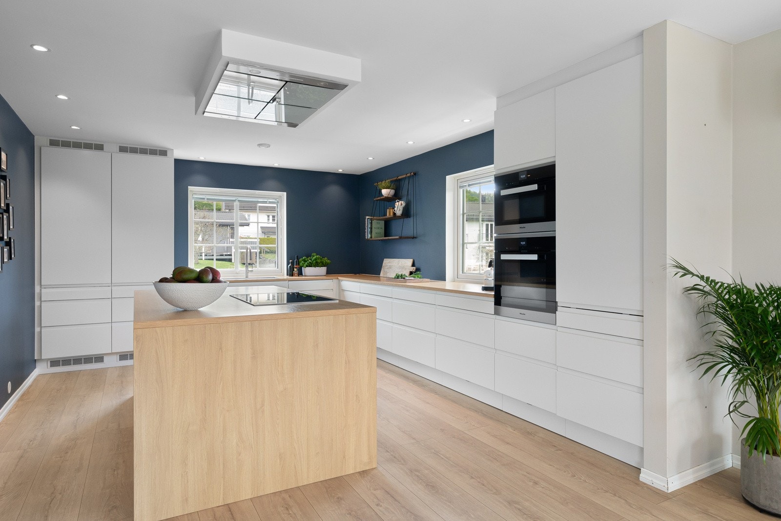 På kjøkkenøyen er det platetopp med ventilator diskret plassert i himlingen Galleribilde