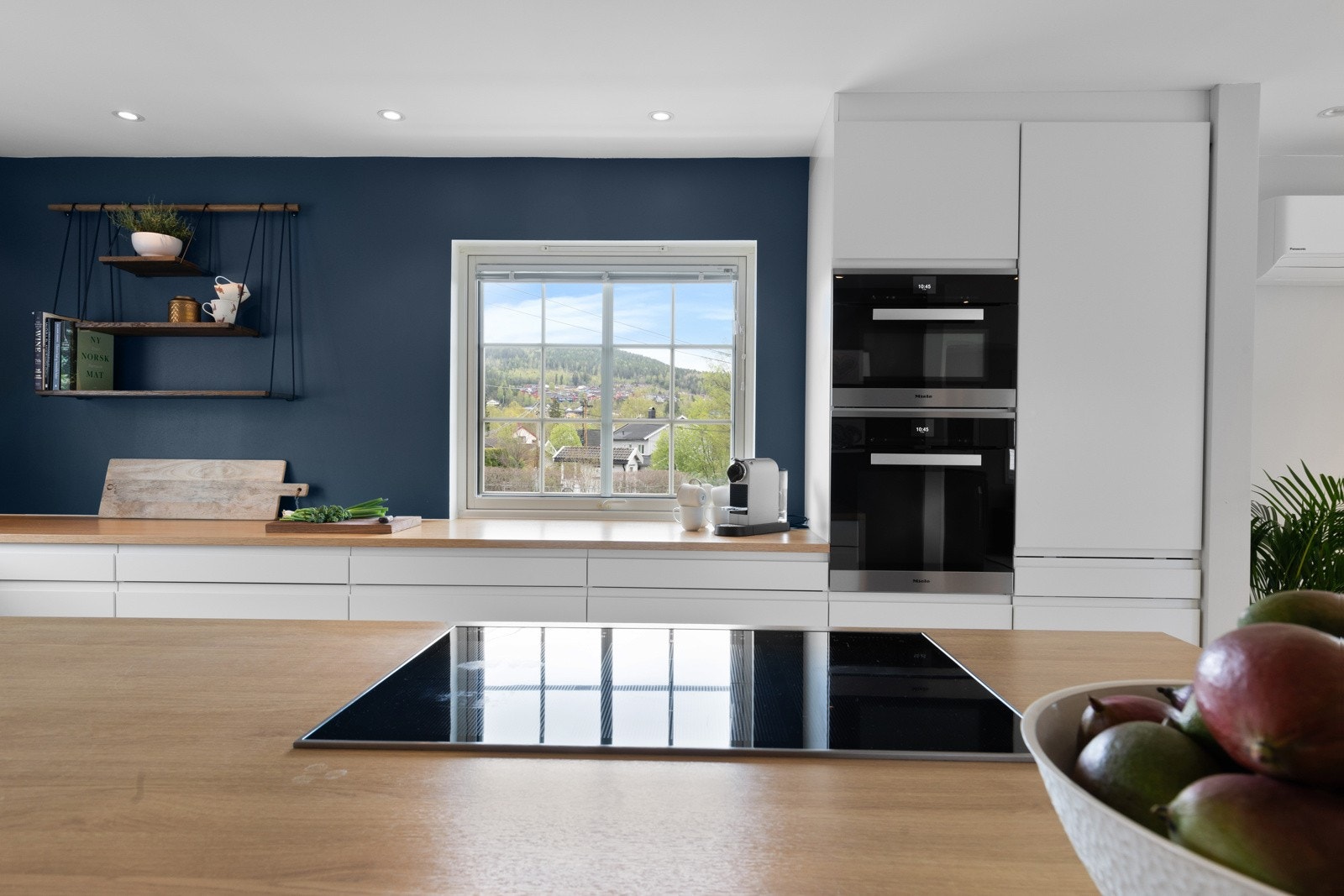 Her er kjøleskap og kombiskap, samt komfyr og kombistekeovn i ergonomisk riktig høyde Galleribilde