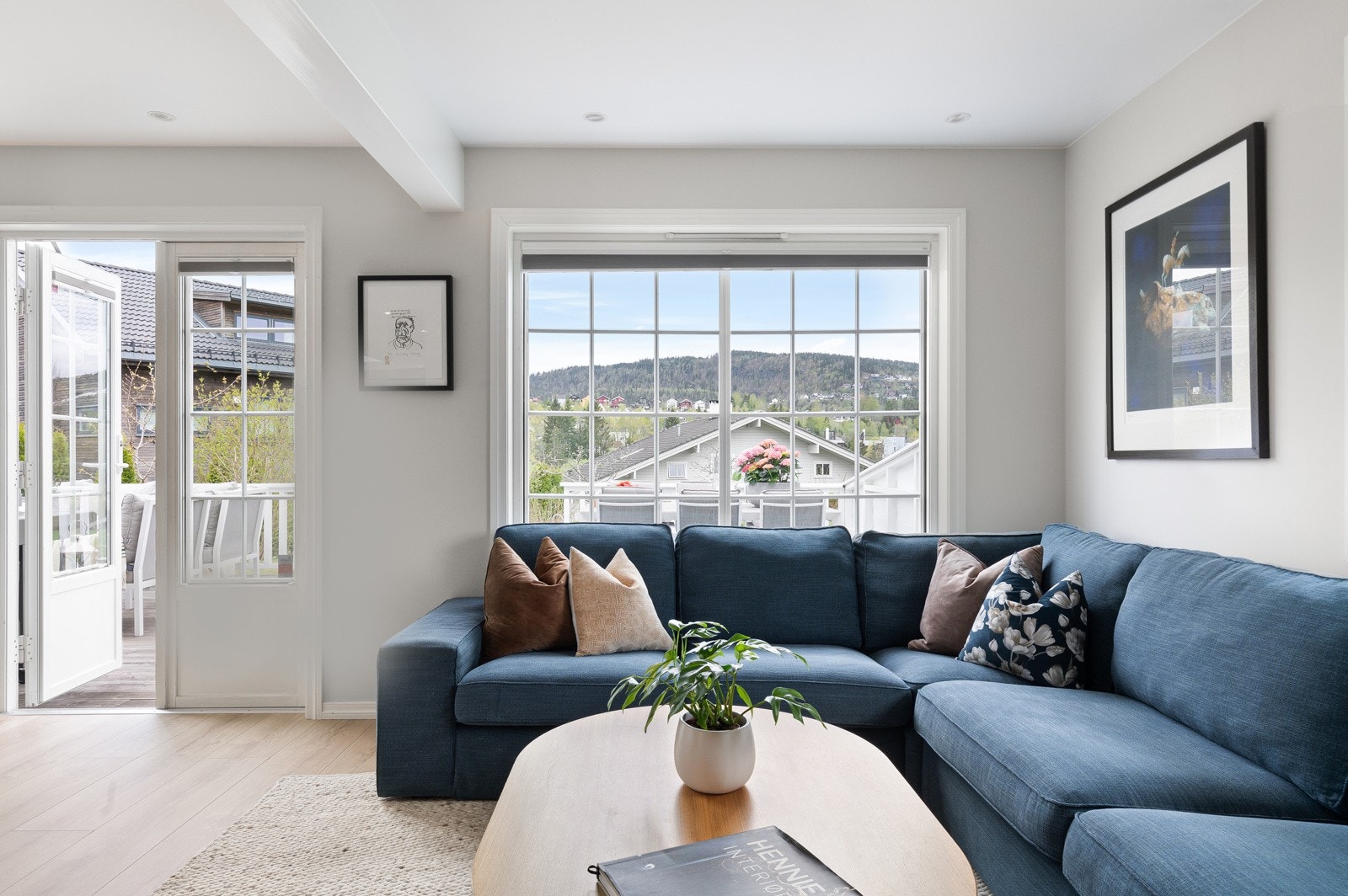 Stuen er lys og trivelig og vinduene mot vest har utvendig screens Galleribilde