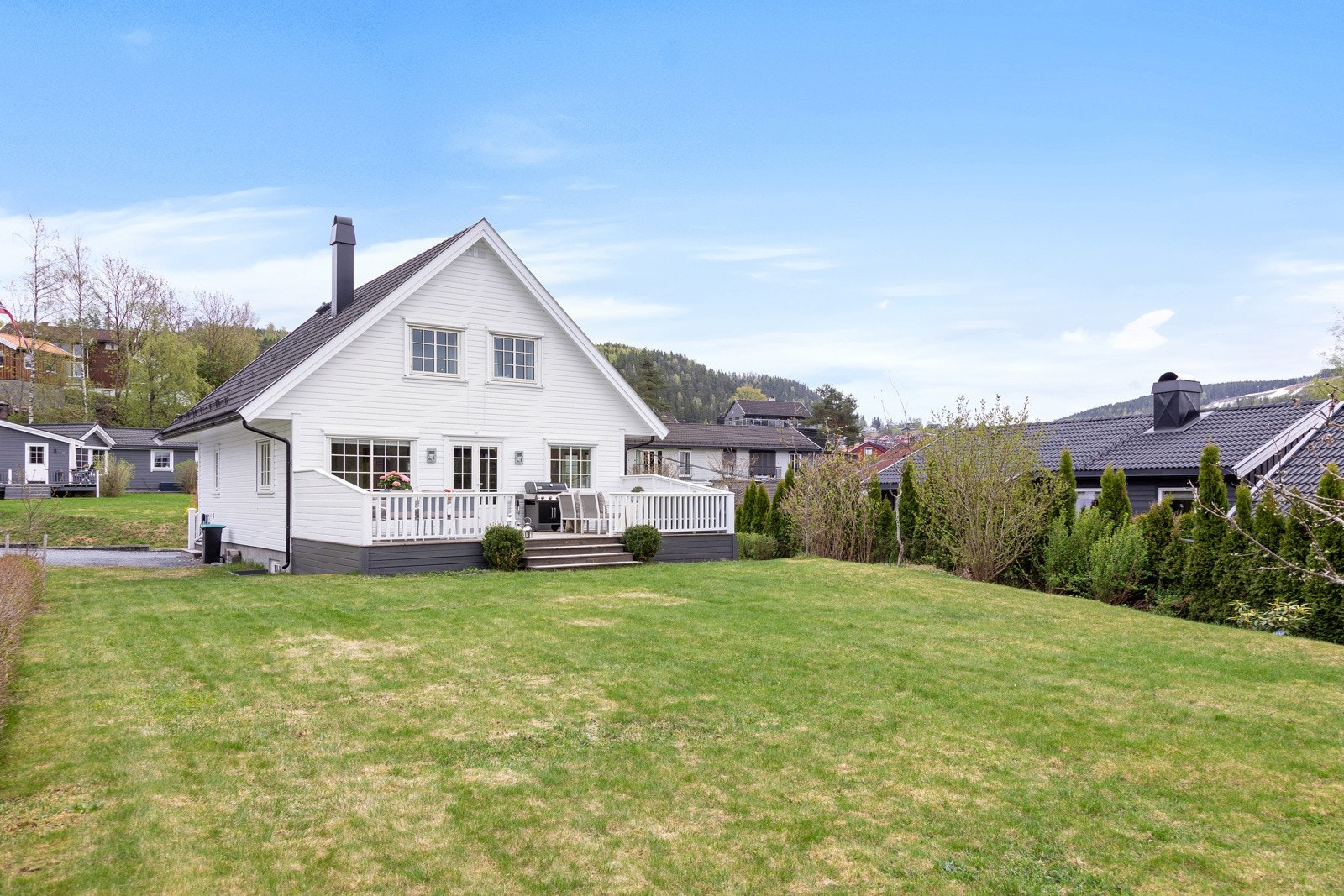 Solrik tomt og terrasse som gir familien rikelig med utendørs boltreplass. Garasje. Galleribilde