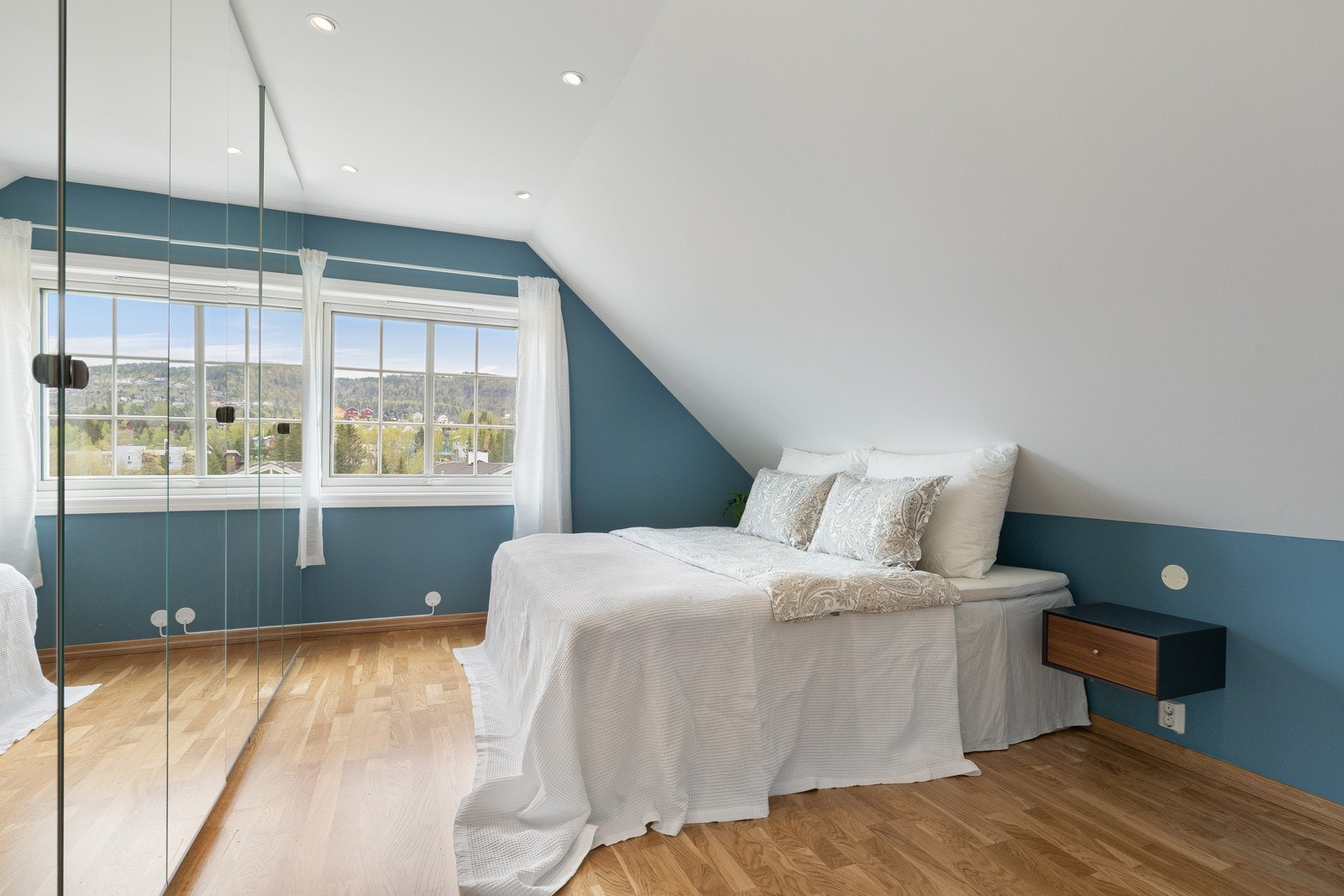 Hovedsoverom med sjenerøse garderobeskap Galleribilde