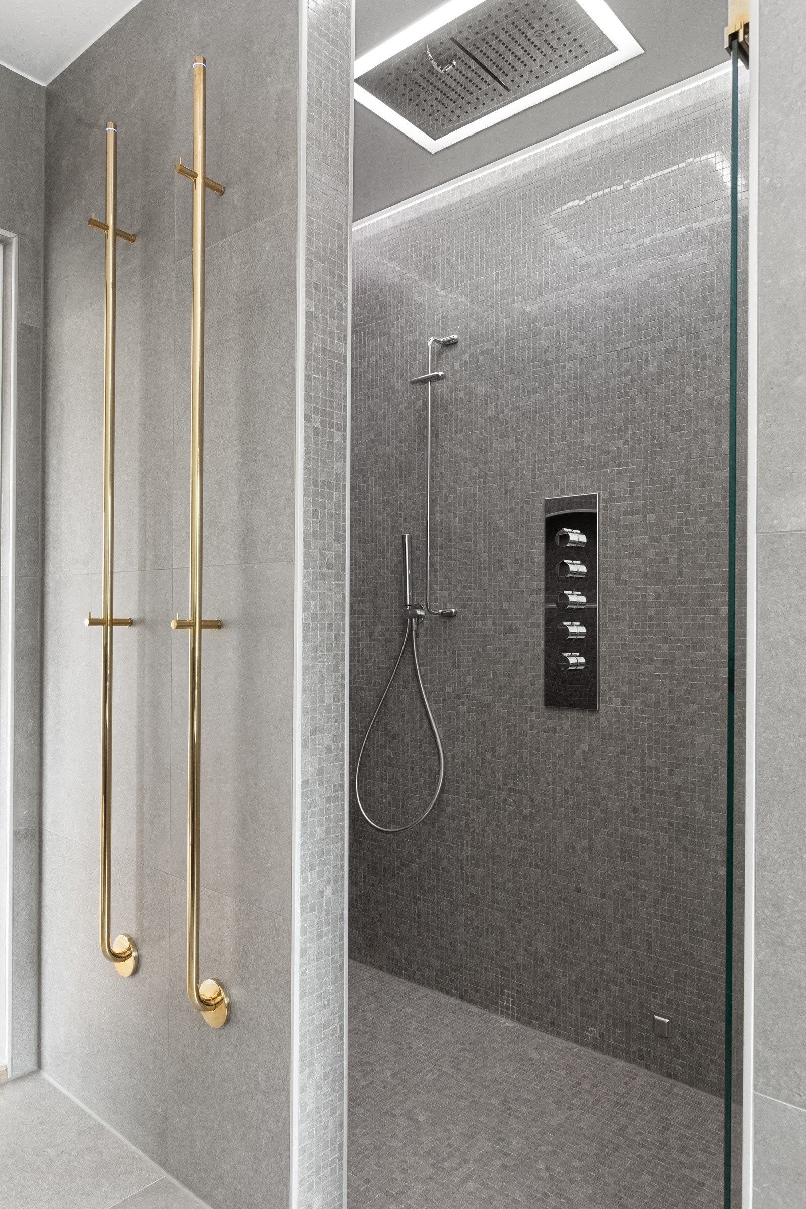 Stor dusjnisje med integrert regnfallsarmatur i himling, gir en herlig spafølelse Galleribilde