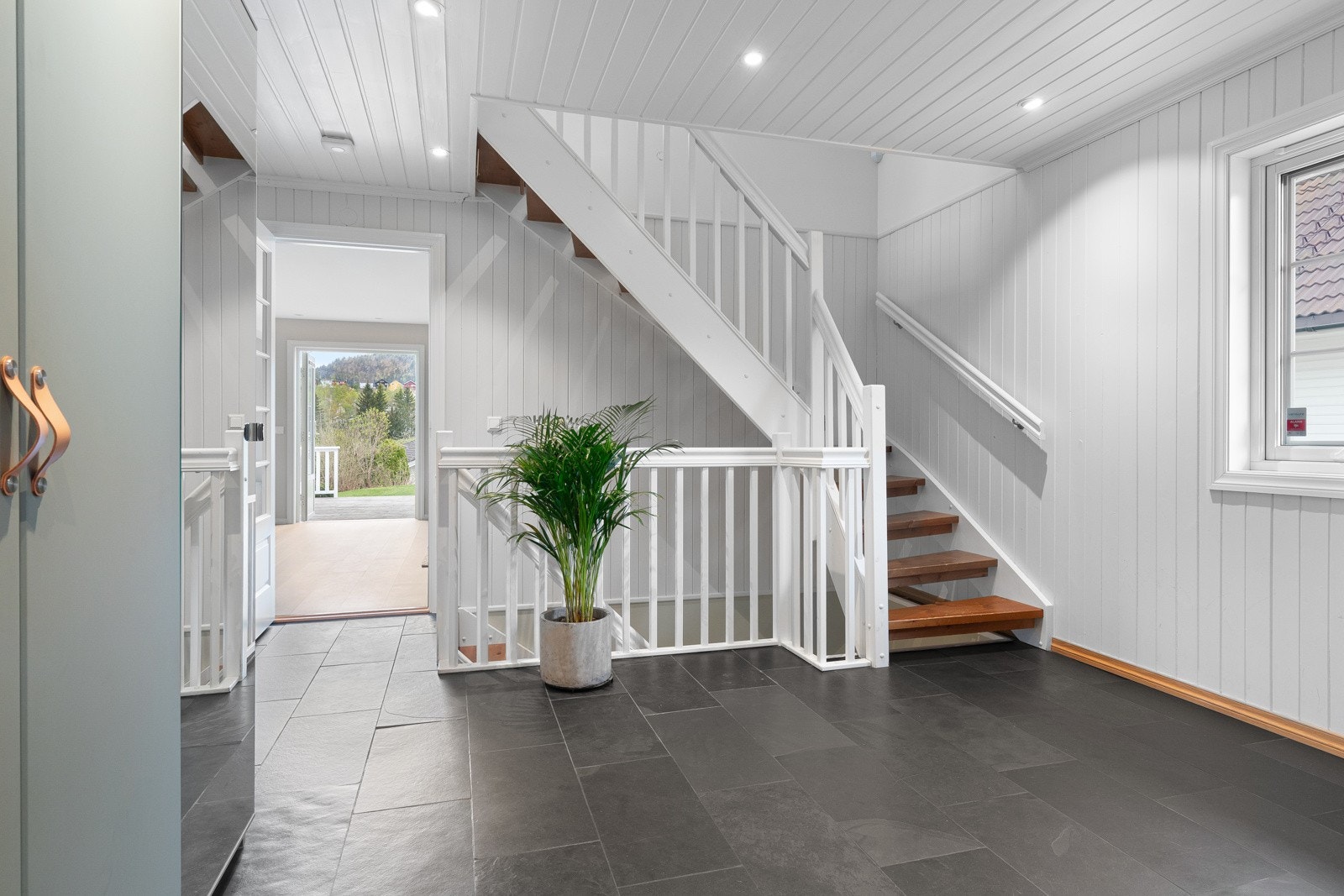 Fint flislagt gulv med varmekabler i entré. Det er også downlights i himling Galleribilde