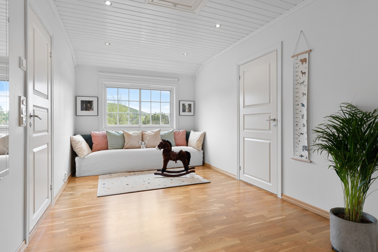 Koselig loftstue, tilgang til lagringsloft via trappestige i taket Galleribilde