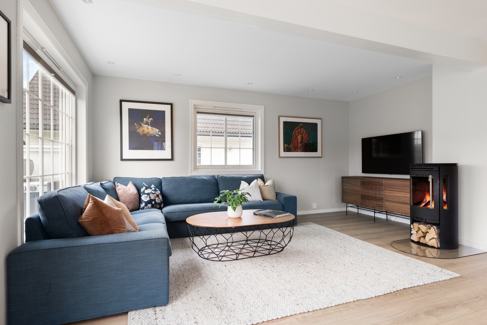 Det er peis i stuen som gir en lun varme og hyggelig stemning Galleribilde