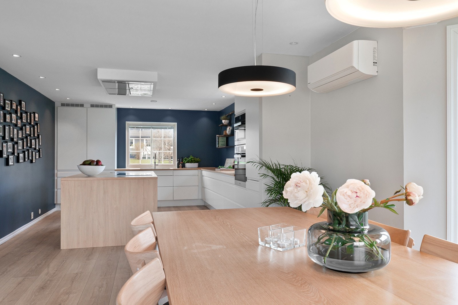 Moderne og stilrent kjøkken fra 2018 med innredning fra HTH Galleribilde