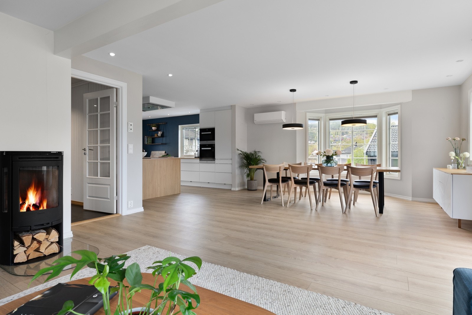 Rommet har en åpen planløsning med spisestuedel mellom stue og kjøkken Galleribilde