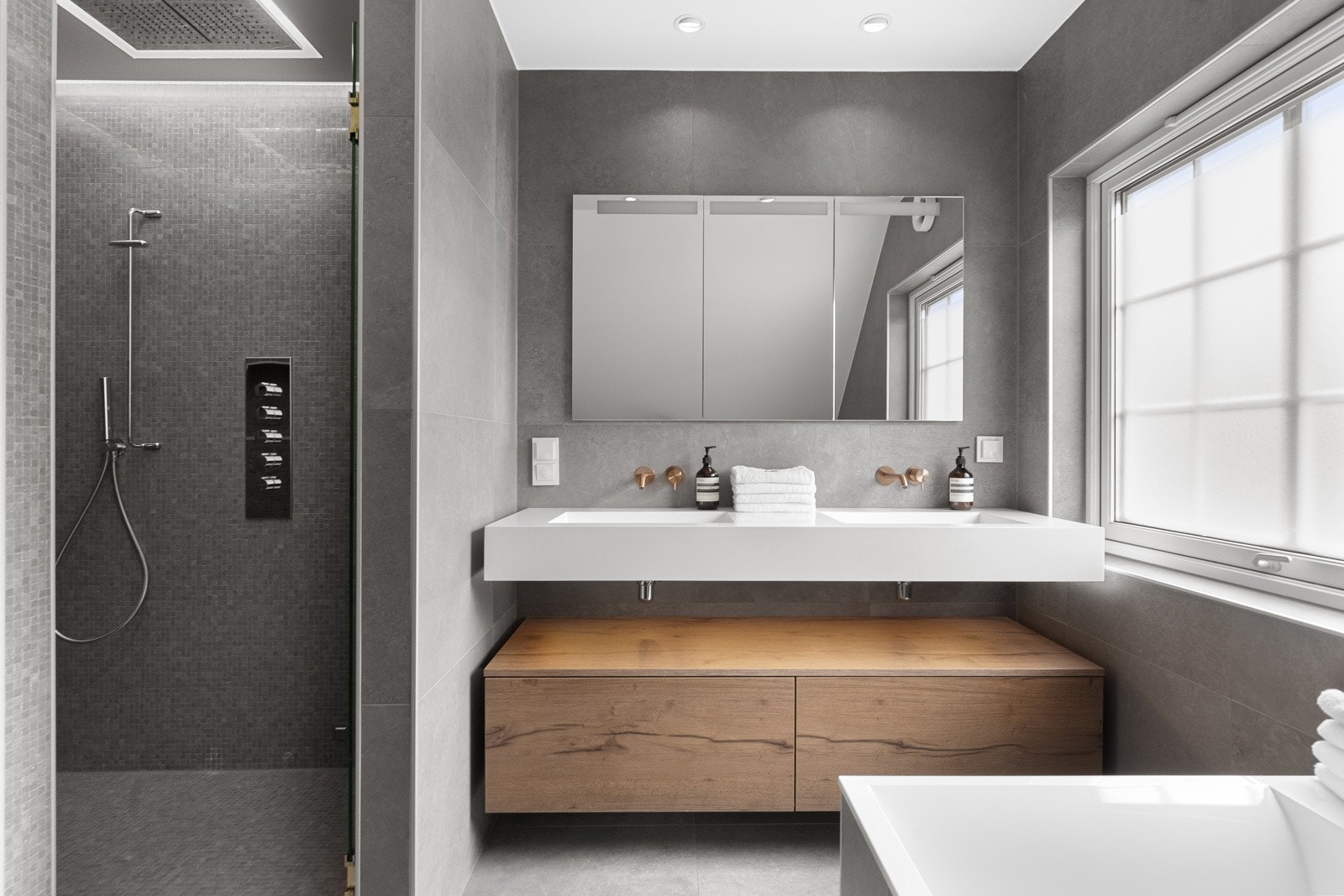 Lekkert innredet bad fra 2018 i 2. etasje Galleribilde