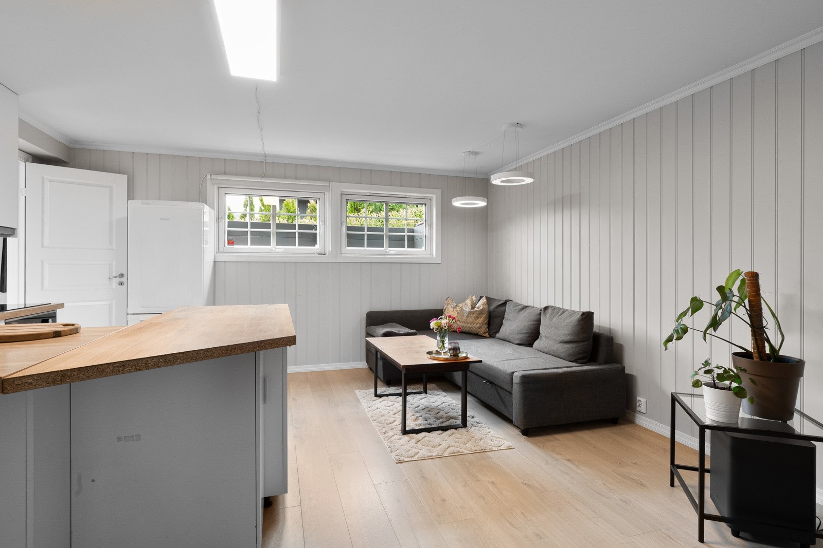 Rom innredet som hybel, med stue/kjøkken (rommet byggemeldt som bod og er ikke bruksenderet/godkjent varig opphold) Galleribilde