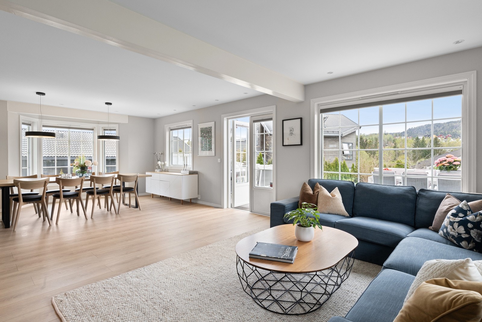 Fra stuen er det utgang til den store og fine terrassen. Ny varmepumpe i 2024 Galleribilde