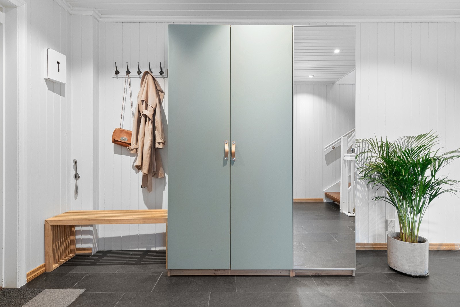 Boligen har en romslig entré med garderobeløsning Galleribilde