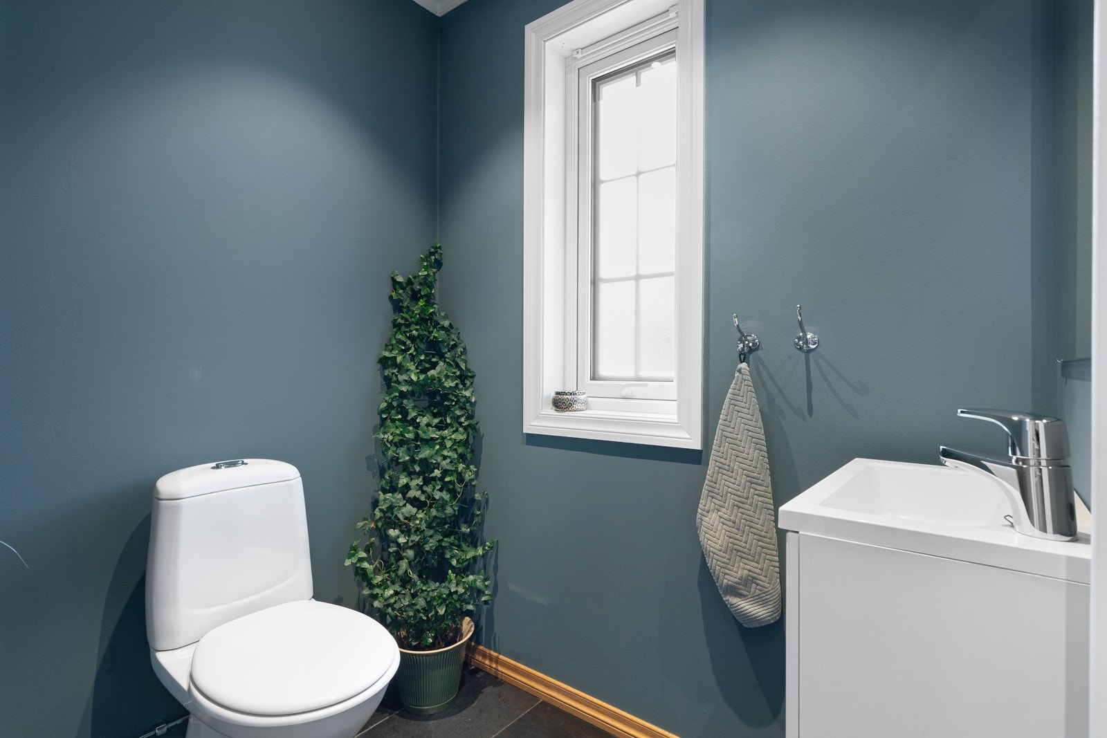 Toalettrom i 1. etasje praktisk plassert ved entreen Galleribilde