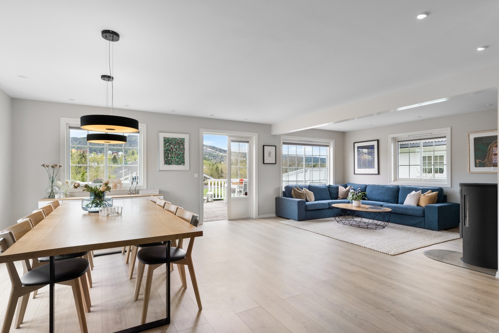 I 1. etasje finner man et flott og luftig allrom med meget fint lysspill Galleribilde