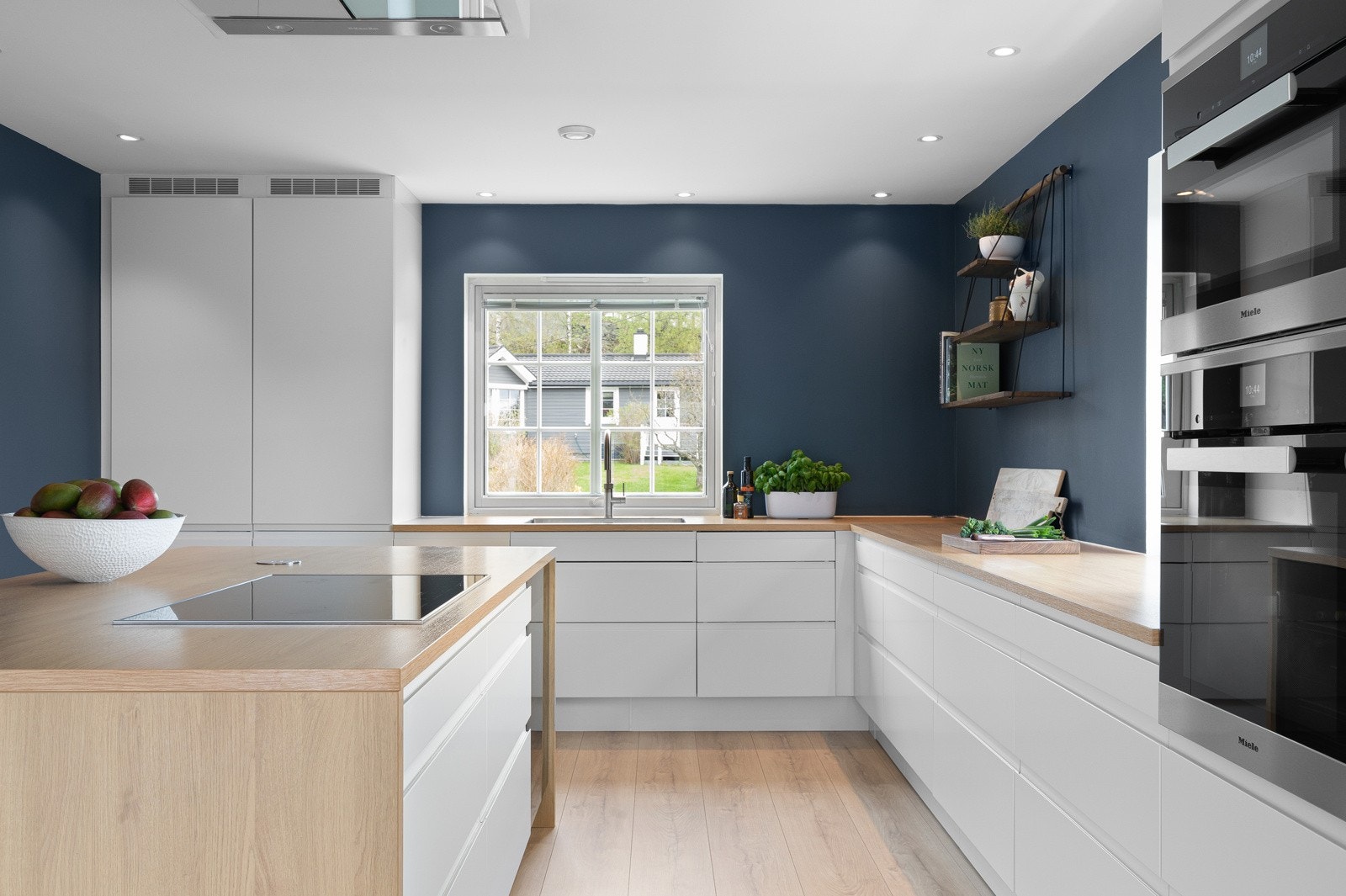 Det er integrerte hvitevarer fra Miele og sømløse fronter på innredningen Galleribilde