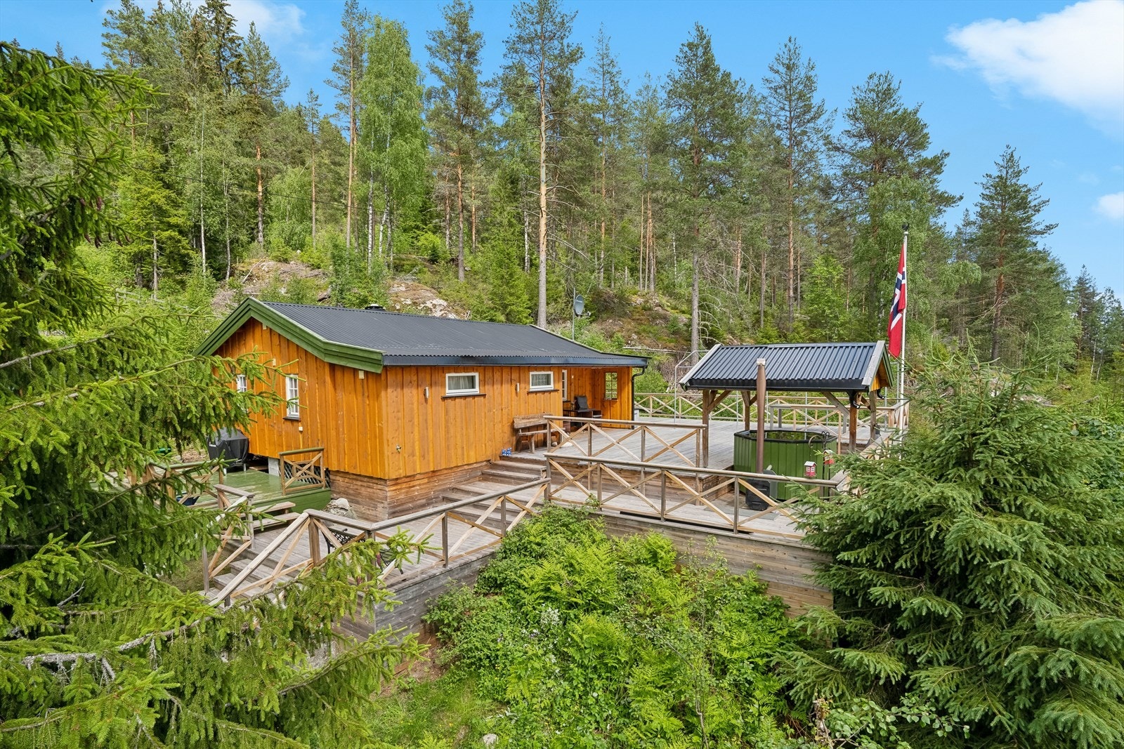 Beliggenheten er lun og solrik, slik at mange fine sommerdager kan nytes. Galleribilde