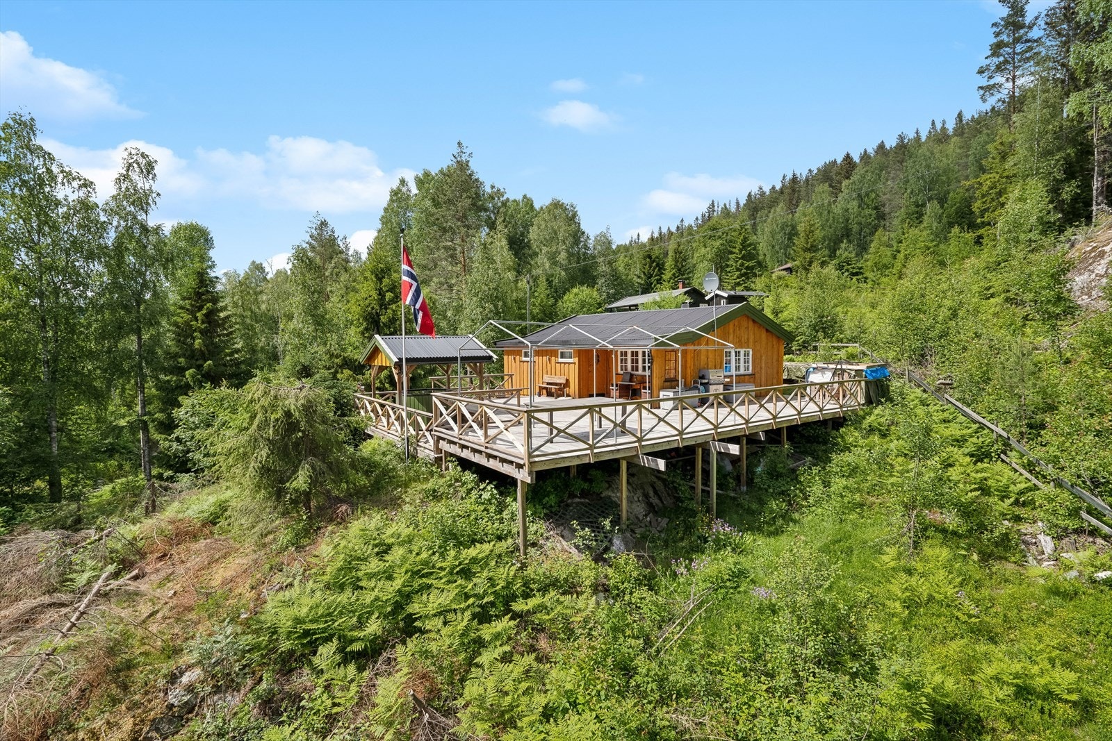 Eiendommen ligger i naturskjønne omgivelser, og det er ikke lange veien til flotte turstier og vintersport. Galleribilde