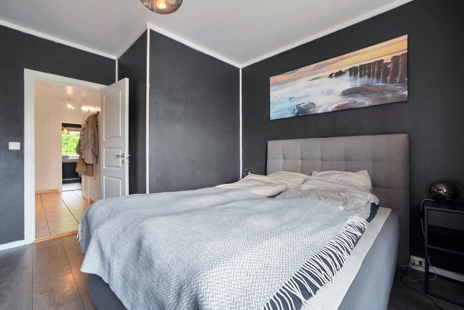 Lyst og innbydende soverom med god plass. Moderne utforming og flott lysinnfall. Perfekt for avslapning og hvile. Galleribilde