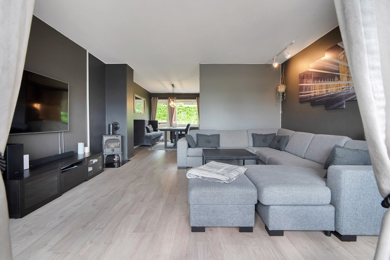 Lys og romslig stue med moderne design. Perfekt for familier som ønsker et komfortabelt og stilfullt hjem. Galleribilde