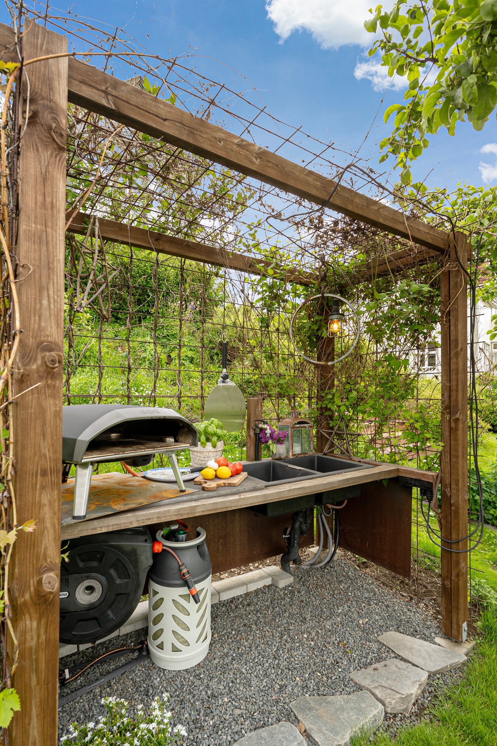 Et enkelt utekjøkken finnes også Galleribilde