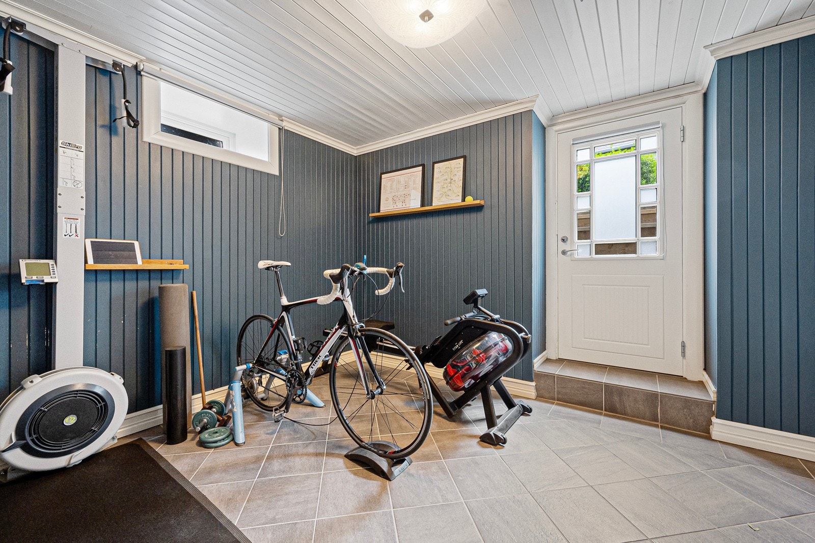 Rom i kjeller med egen utgang er i dag brukt som gym Galleribilde