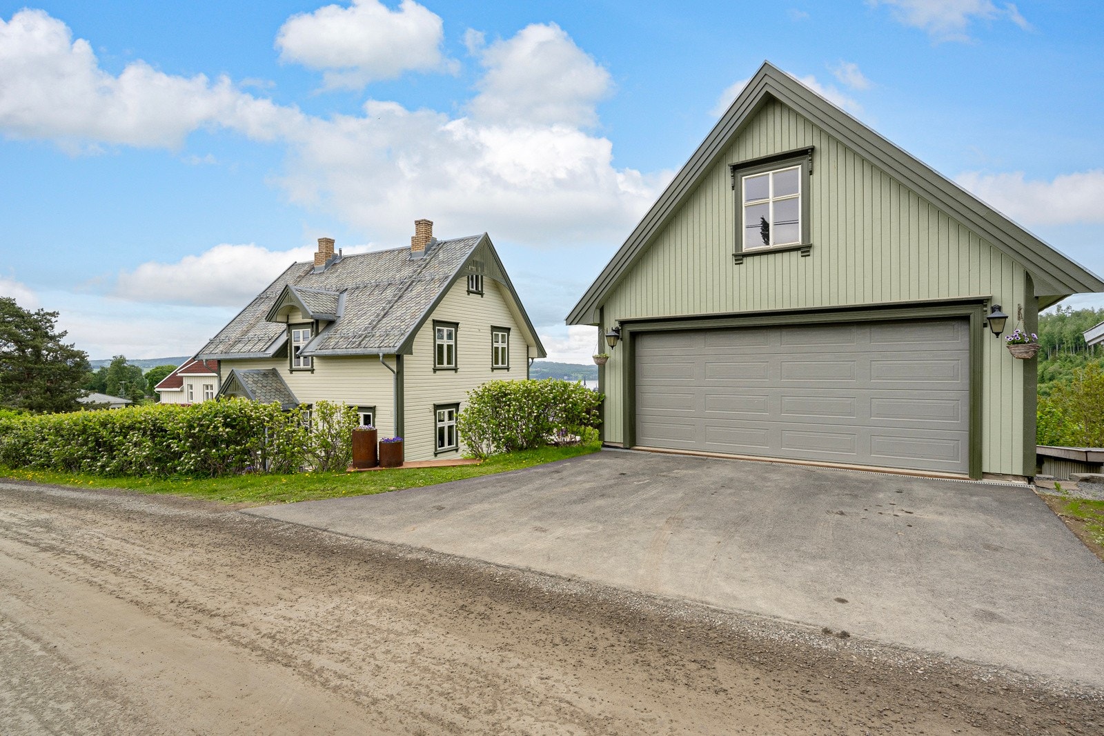 Dobbelt garasje med hobbyrom/bodplass Galleribilde