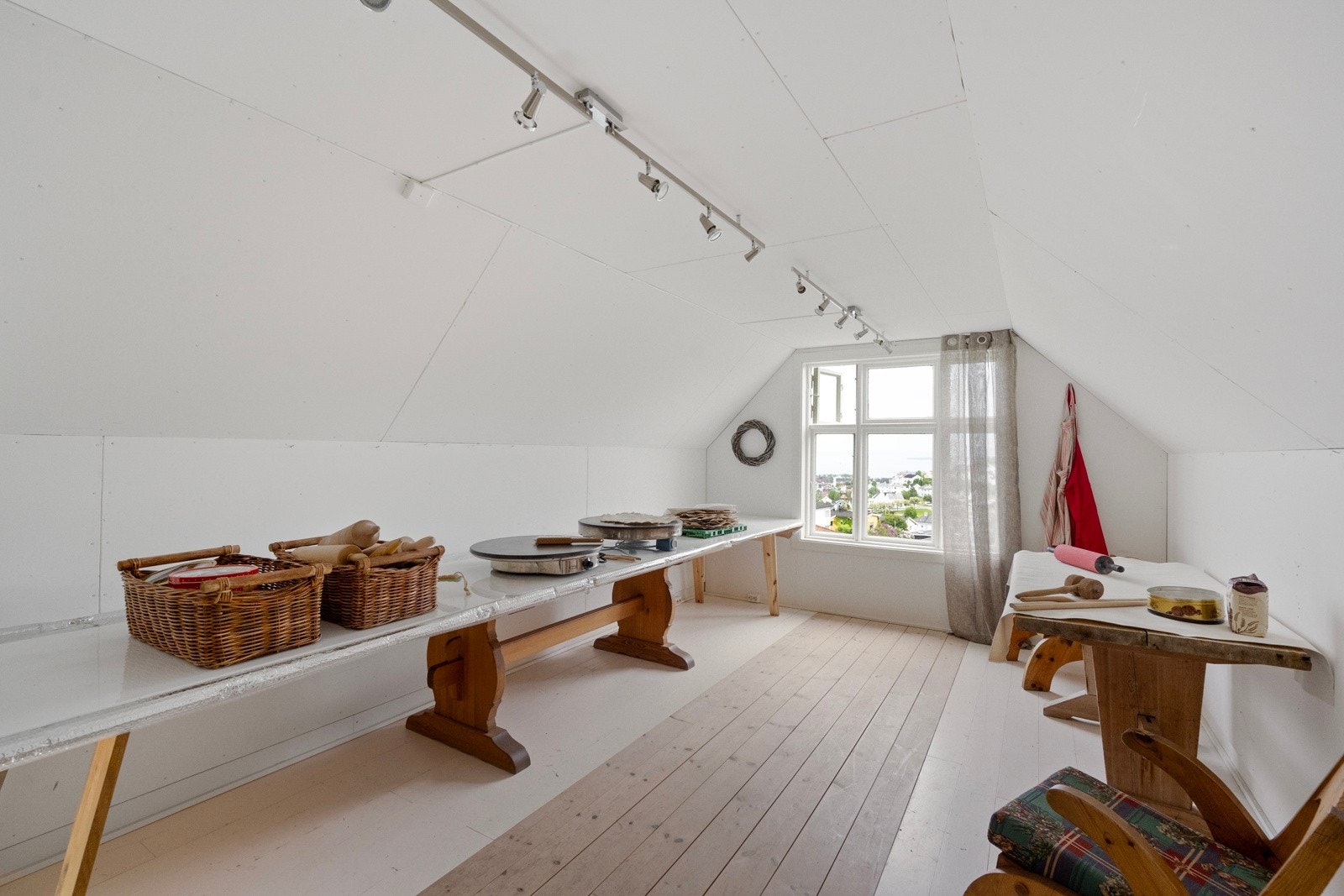 Loftsrommet i uthuset er innredet som bakstehus Galleribilde